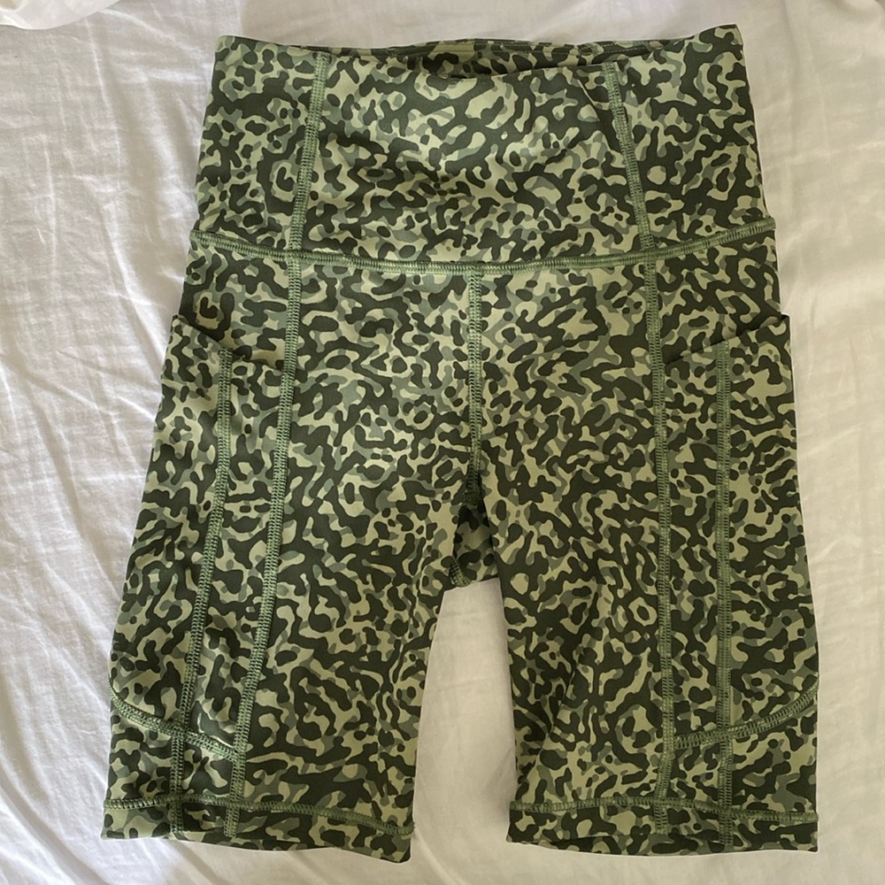 Athleta Ultimate Stash 7” Short